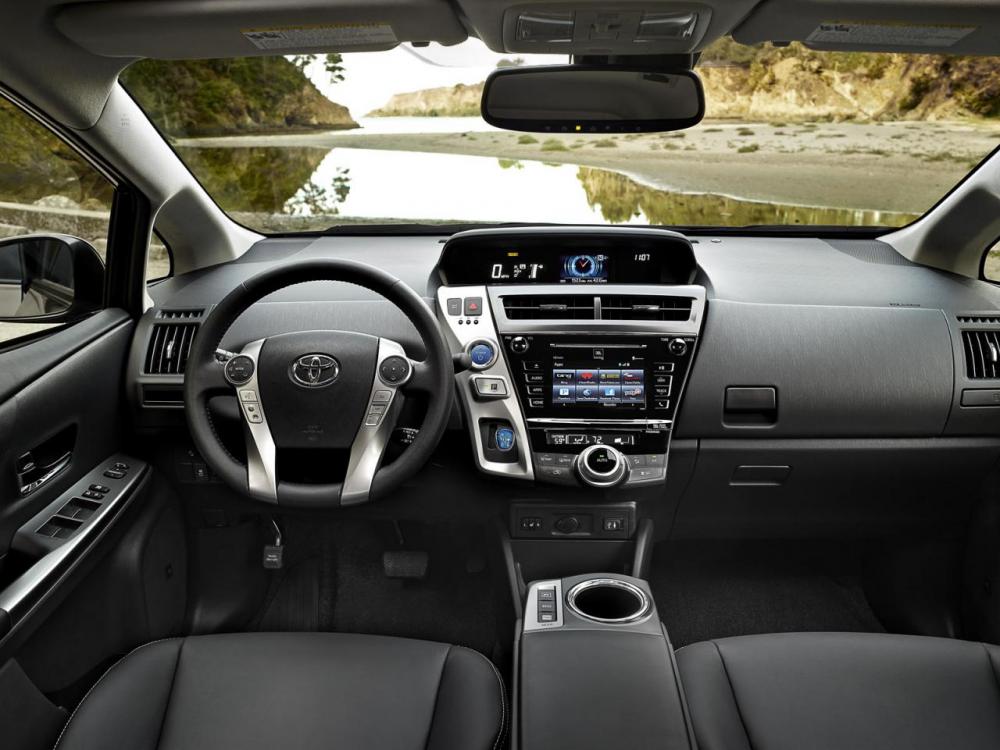  - Toyota Prius v 2015