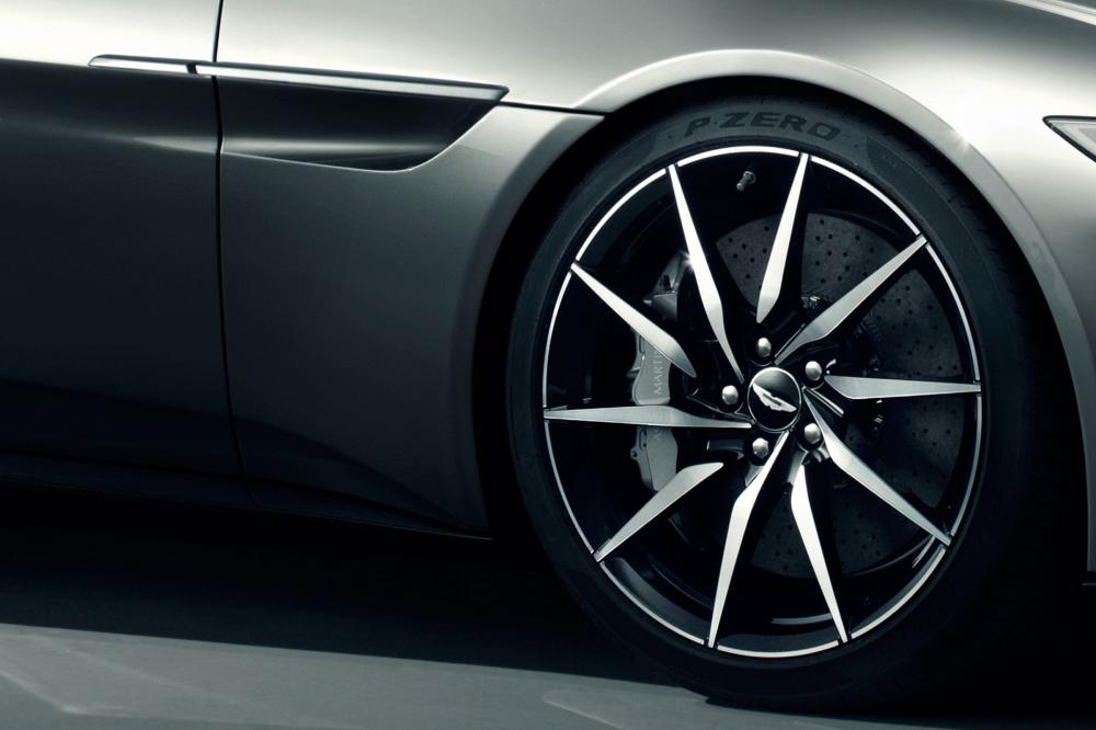  - Aston Martin DB10 (James Bond)