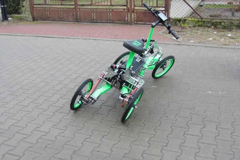 EV4 : le "scooter" électrique à 4 roues venu de Pologne