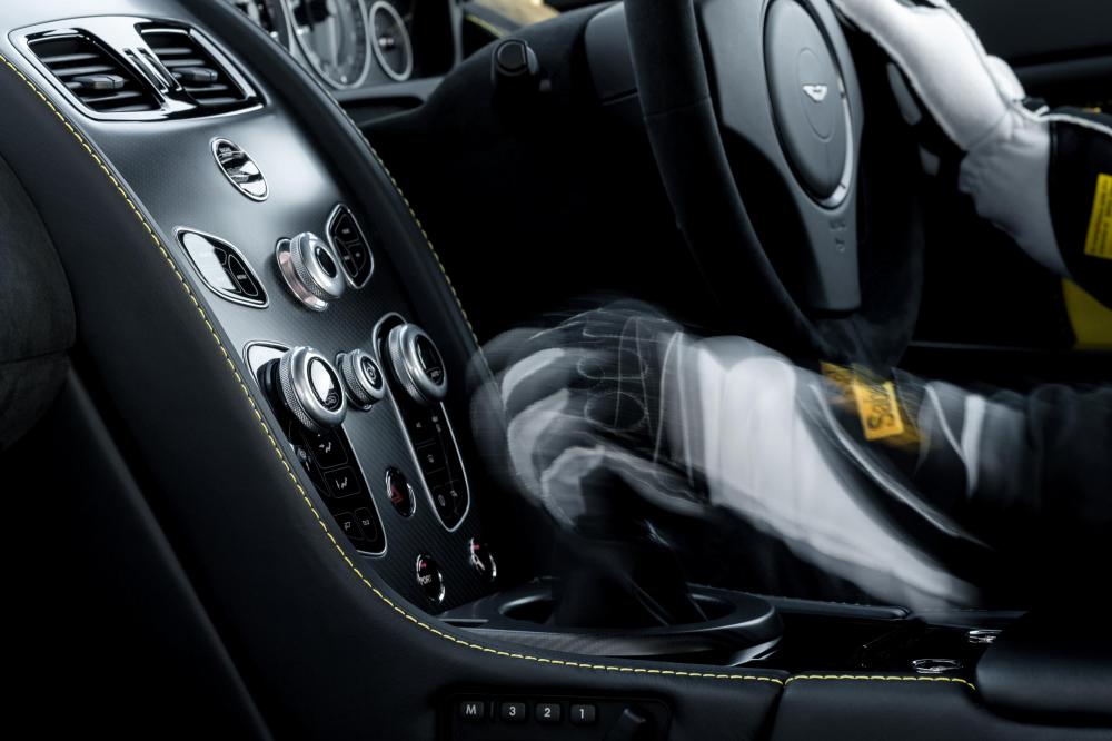 Aston Martin V12 Vantage S - boîte manuelle (officiel)