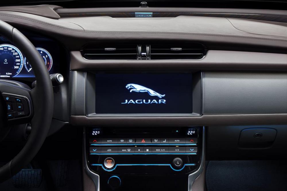  - Jaguar XFL 2016 (officiel)