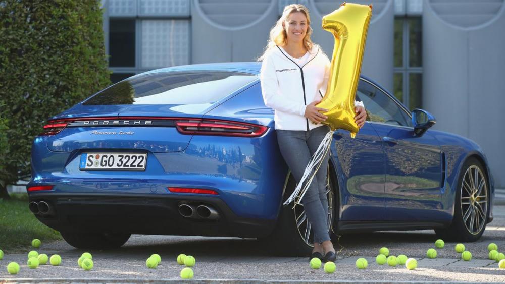  - Angelique Kerber pose au côté de la Porsche Panamera Turbo