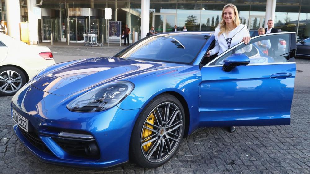 - Angelique Kerber pose au côté de la Porsche Panamera Turbo