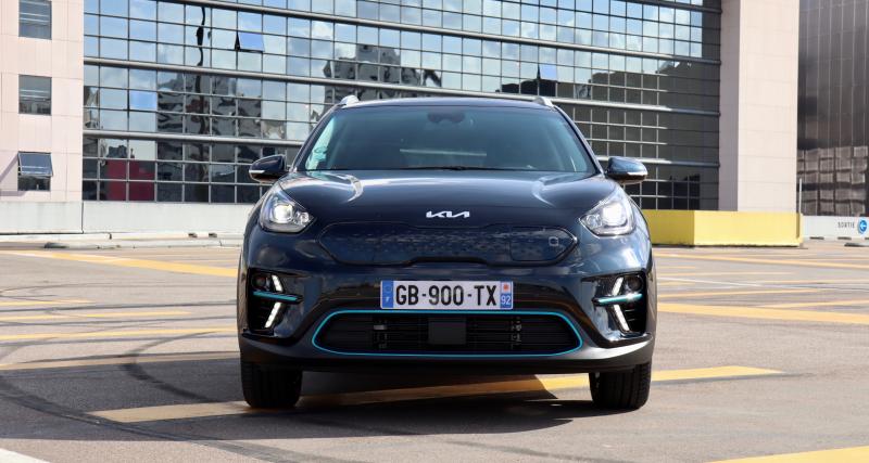 Kia e-Niro vs Peugeot e-2008 : quelle voiture électrique polyvalente choisir ? - Le Kia e-Niro à gauche face au Peugeot e-2008