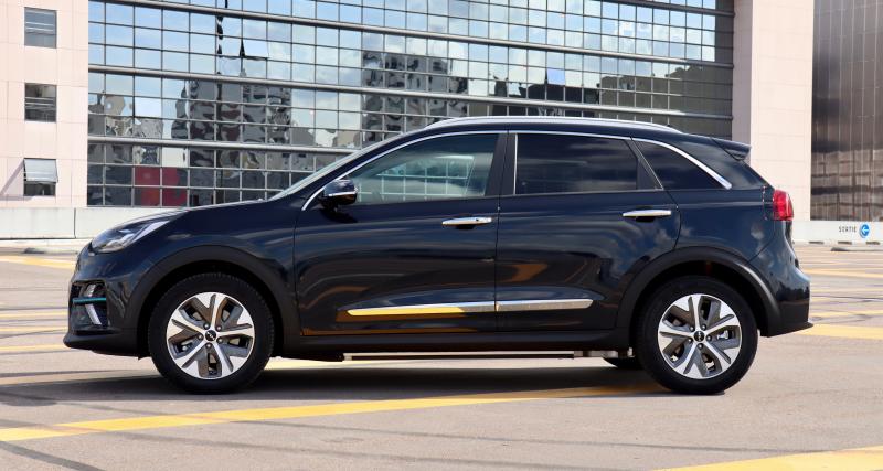 Kia e-Niro vs Peugeot e-2008 : quelle voiture électrique polyvalente choisir ? - Le Kia e-Niro à gauche face au Peugeot e-2008