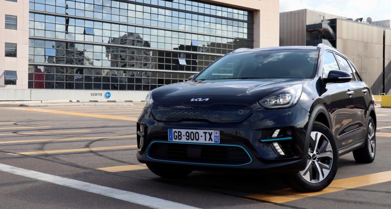 Kia e-Niro vs Peugeot e-2008 : quelle voiture électrique polyvalente choisir ? - Le Kia e-Niro à gauche face au Peugeot e-2008