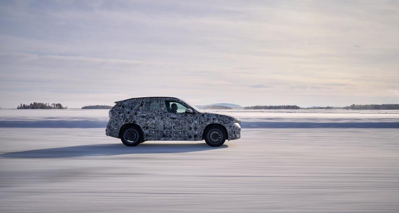 Being a BMW iX1 with camouflage in the Grand Nord