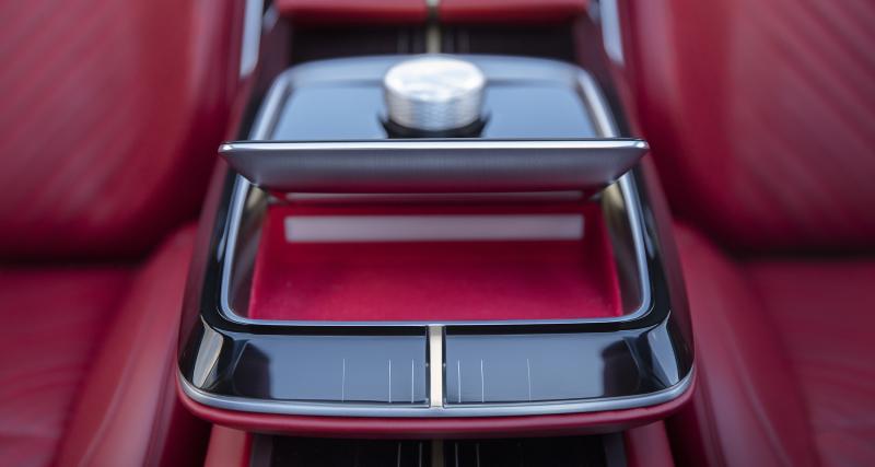 La Cadillac Celestiq se montre à nouveau avant sa présentation officielle, elle préfigure un futur modèle - Un habitacle raffiné où le cuir côtoie l’aluminium brossé