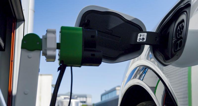 Pour aider les conducteurs de voitures électriques en situation de handicap, Ford développe une borne de recharge robotisée - Un bras déployable pour se connecter