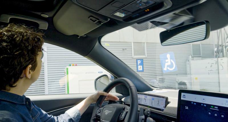 Pour aider les conducteurs de voitures électriques en situation de handicap, Ford développe une borne de recharge robotisée - Bientôt déployée dans des parkings ?
