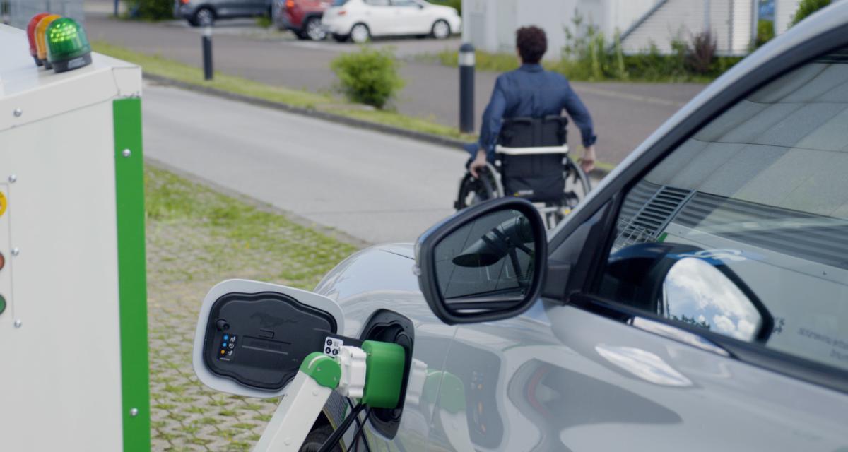 Pour aider les conducteurs de voitures électriques en situation de handicap, Ford développe une borne de recharge robotisée