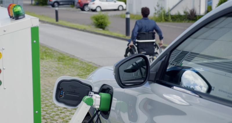  - Pour aider les conducteurs de voitures électriques en situation de handicap, Ford développe une borne de recharge robotisée