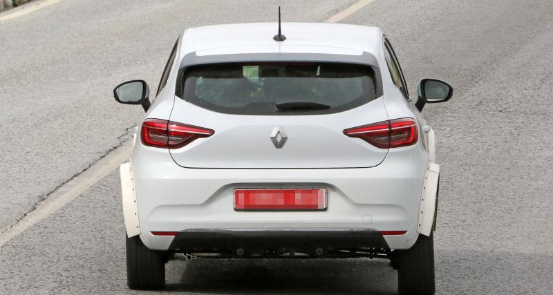 La Renault 5 électrique se laisse surprendre sur la route dans un drôle d’accoutrement - Le future Renault 5 électrique camouflée par une carrosserie de Clio