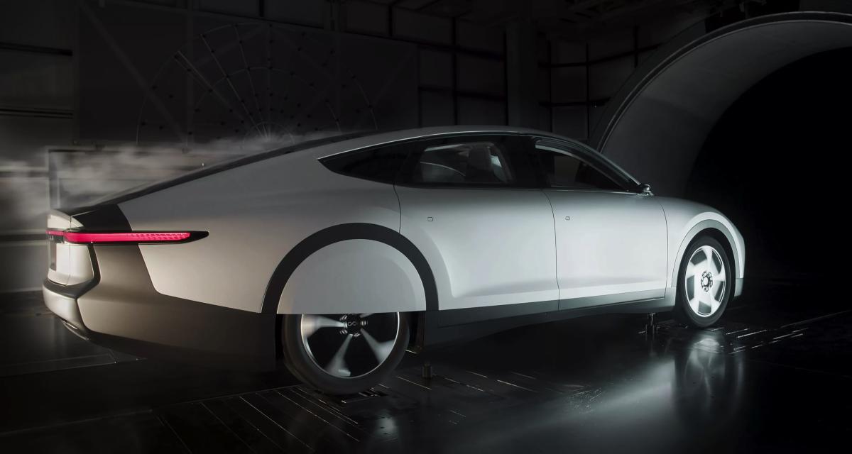 Cette berline capable de rouler à l'énergie solaire devient la voiture de série la plus aérodynamique au monde