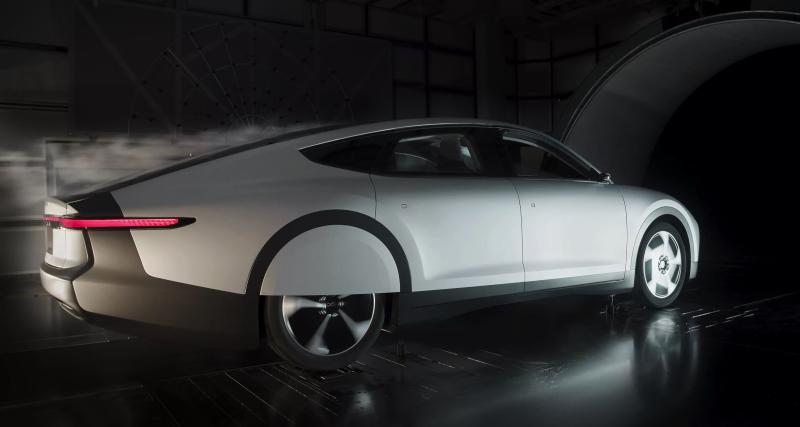  - Cette berline capable de rouler à l’énergie solaire devient la voiture de série la plus aérodynamique au monde