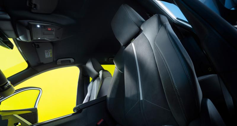 Opel Astra GSe (2022) : la compacte et sa variante break Sports Tourer enfilent leur tenue de sport - Des sièges en Alcantara à l’intérieur