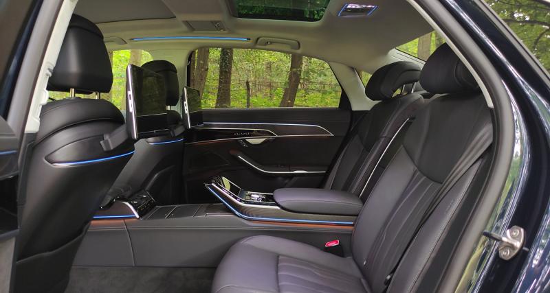 Une semaine au volant de l’Audi A8 TFSIe : notre essai de la limousine premium en version hybride rechargeable - Déposer une amie à l’aéroport
