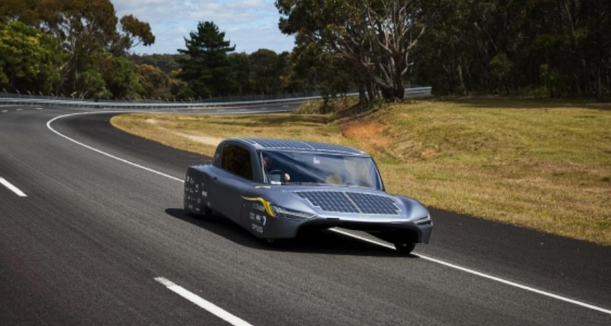 Cette voiture solaire établit le record de la plus grande distance parcourue sans recharge