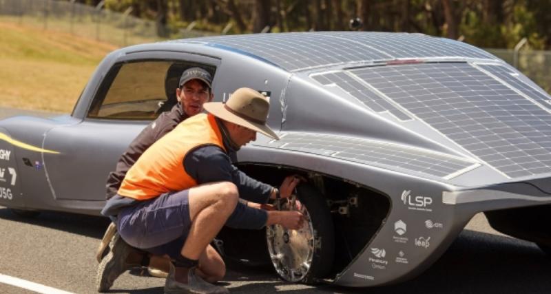 Cette voiture solaire établit le record de la plus grande distance parcourue sans recharge - Une batterie capricieuse lors du record