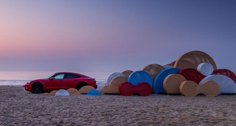 Pour une installation artistique, cette Porsche Taycan est garée dans une bouteille à la mer - Dream Capsule