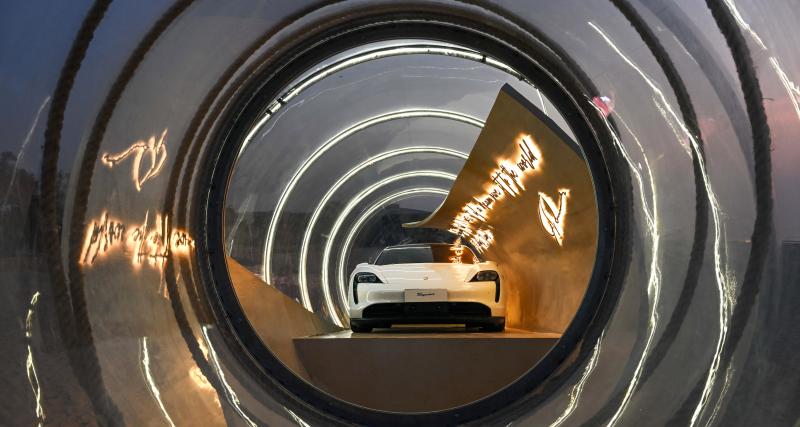 Pour une installation artistique, cette Porsche Taycan est garée dans une bouteille à la mer - Dream Capsule