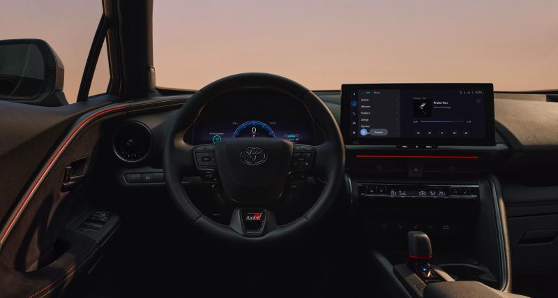 Nouveau Toyota C-HR (2023) : la deuxième génération se dévoile, le SUV devient hybride rechargeable - Un tableau de bord numérique à l’intérieur