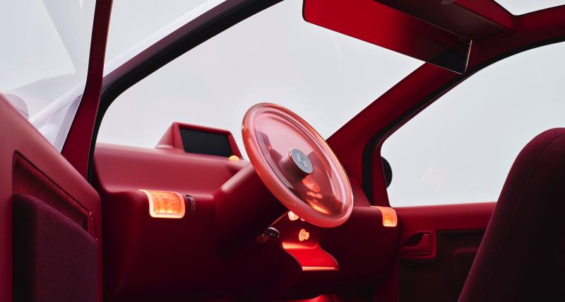 La Renault Twingo I est retravaillée par une designer pour ses 30 ans, et elle passe à l’électrique - Un intérieur rouge avec des détails rétroéclairés