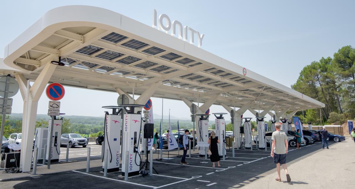 Installées sur l'autoroute A8 par Ionity, ces bornes ultrarapides amorcent le futur de la recharge électrique