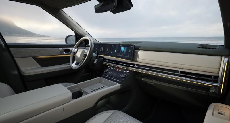 Le nouveau Hyundai Santa Fe se montre, les premières photos du SUV au design cubique - Un double écran panoramique à l’intérieur du SUV