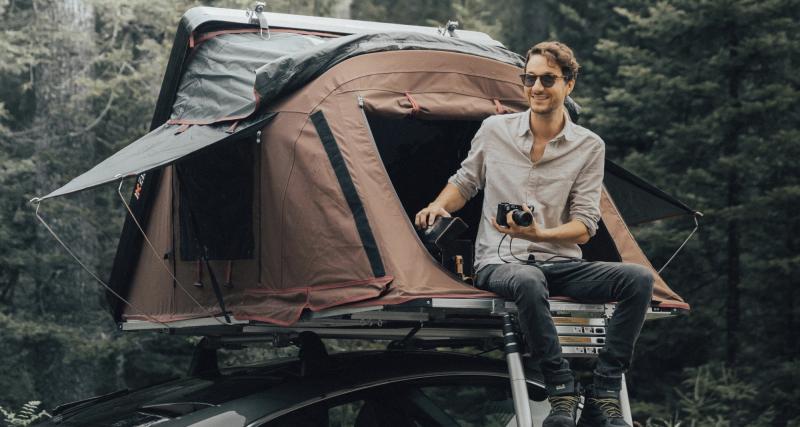 Avec cette tente de toit, il est possible de faire du camping en Porsche Taycan Cross Turismo - Plus de 2 000€ pour participer au road trip