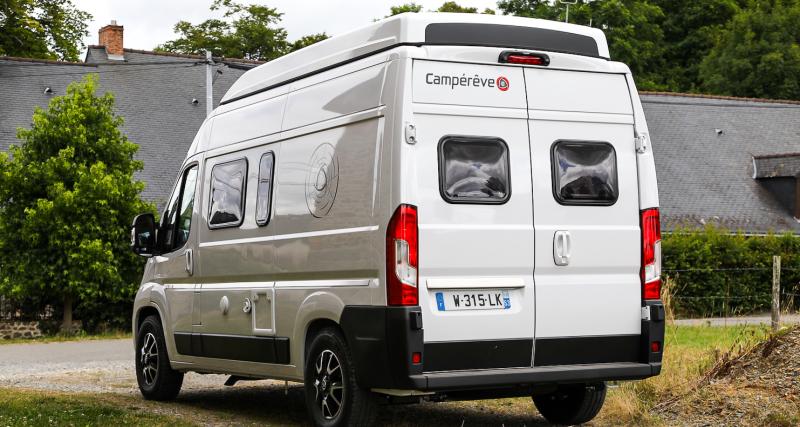 Fourgon ou van aménagé : 6 clés pour choisir entre ces deux camping-cars  vedettes