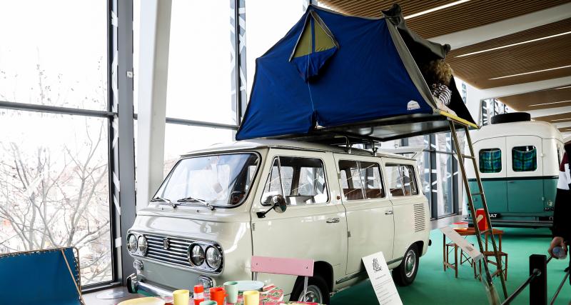 Le salon Rétromobile 2023 met à l’honneur vans aménagés et camping-cars vintage, nos photos - Un Volkswagen Combi à l’intérieur moderne