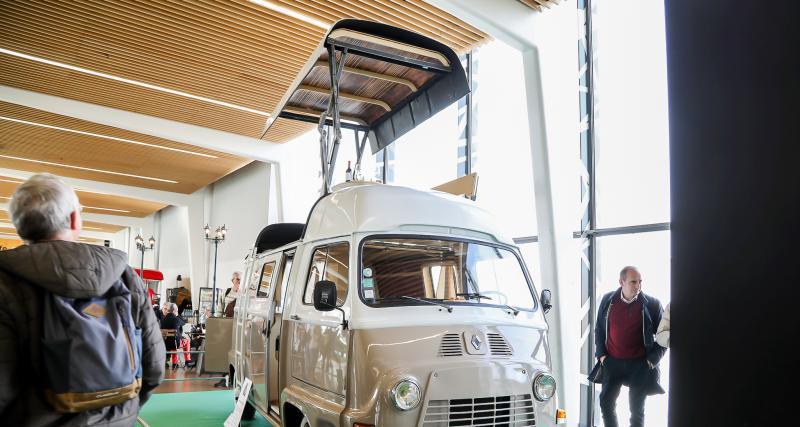 Le salon Rétromobile 2023 met à l’honneur vans aménagés et camping-cars vintage, nos photos - Une Estafette Renault Van dotée d’un toit-terrasse