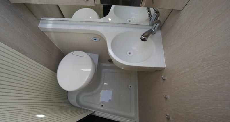 Essai du camping-car Tourne 6.0 sur Peugeot Boxer : séduisant fourgon aménagé - Cabinet de toilette petit mais complet