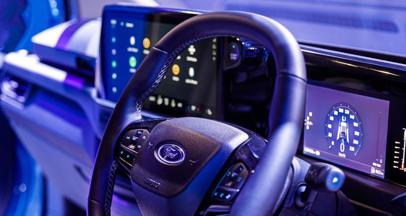 Ford E-Transit Custom (2022) : autonomie, puissance, benne… Tout savoir sur l’utilitaire compact électrique - Un intérieur pratique et connecté