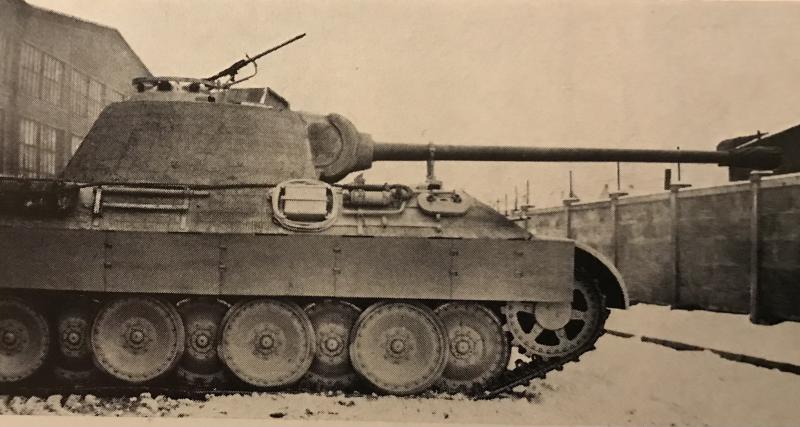  - Un char Panther allemand et un char amphibie français exposés à Rétromobile