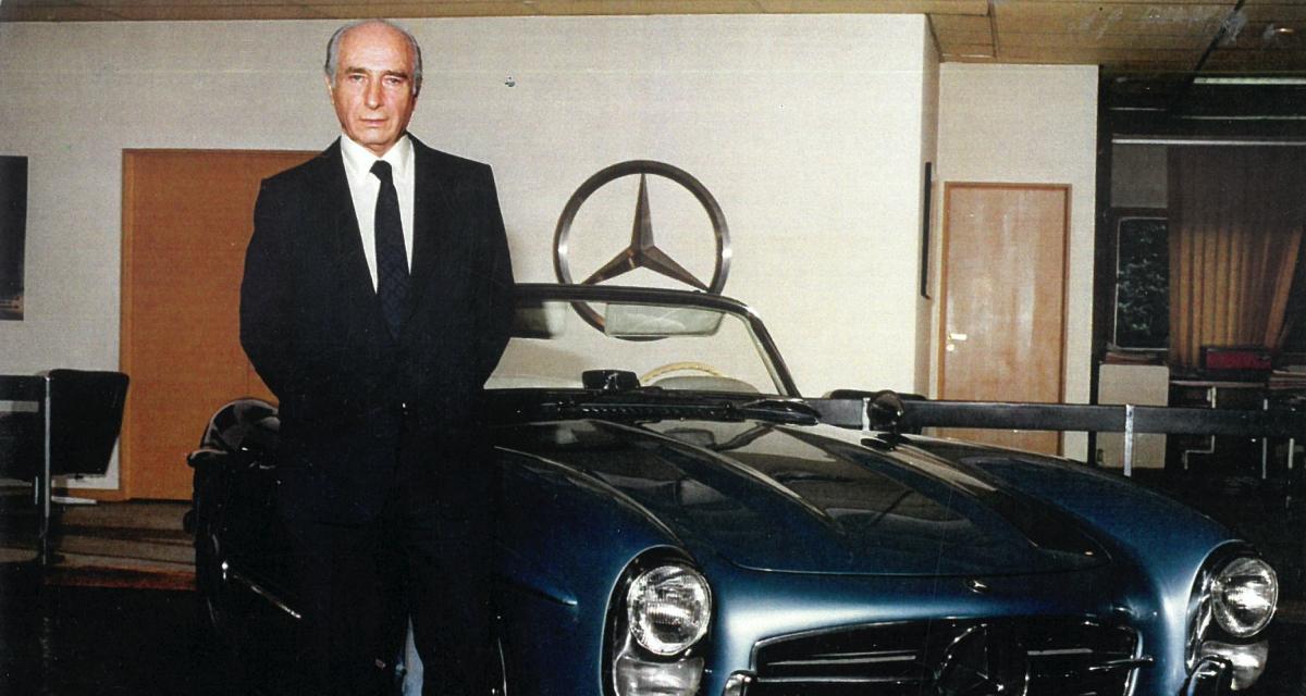 Juan Manuel Fangio aux côtés de sa Mercedes