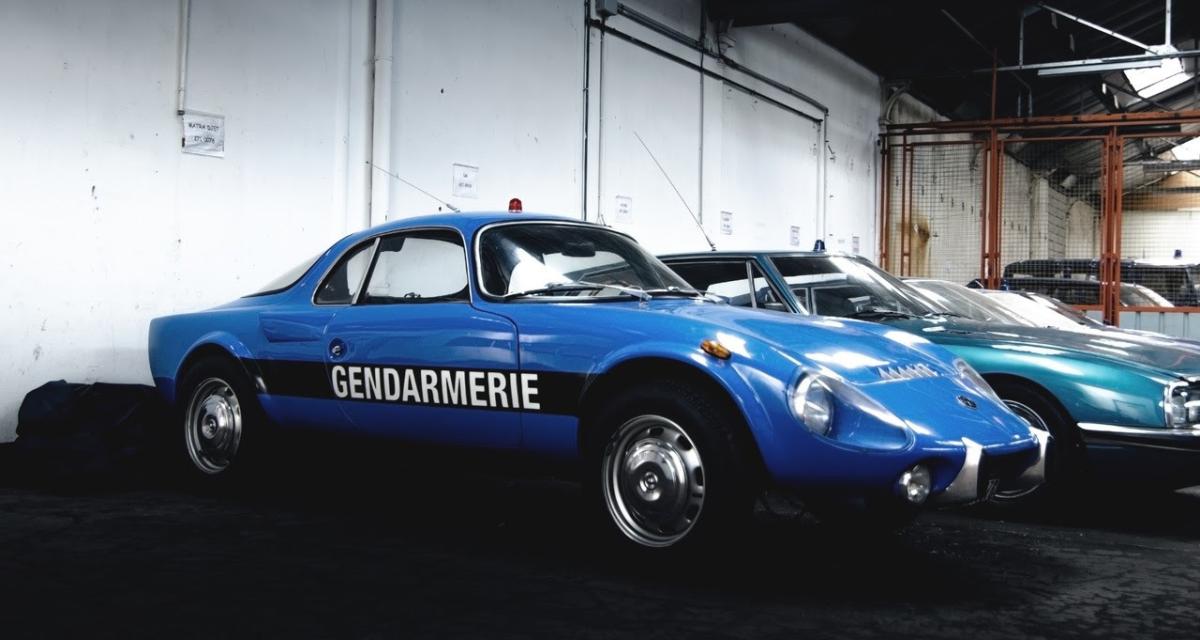 Des véhicules anciens de la Gendarmerie nationale exposés lors de l'édition 2022 de Rétromobile