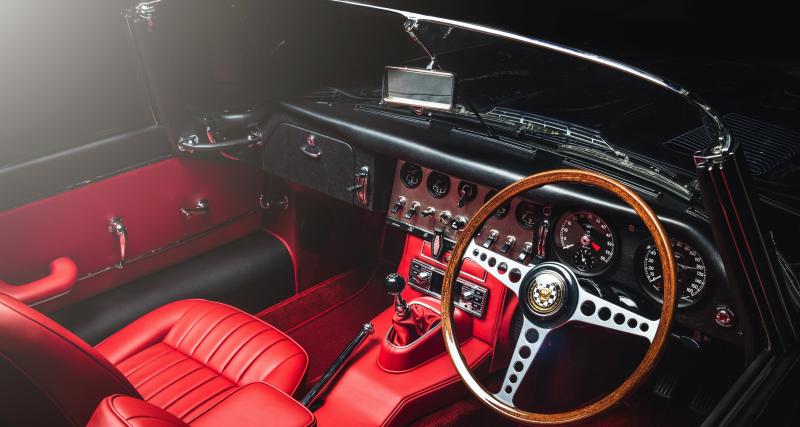 Pour fêter le jubilé de platine de la reine Elizabeth II, Jaguar présente une Type E aux couleurs de l’Union Jack - Malgré son look vintage, le tableau de bord est connecté