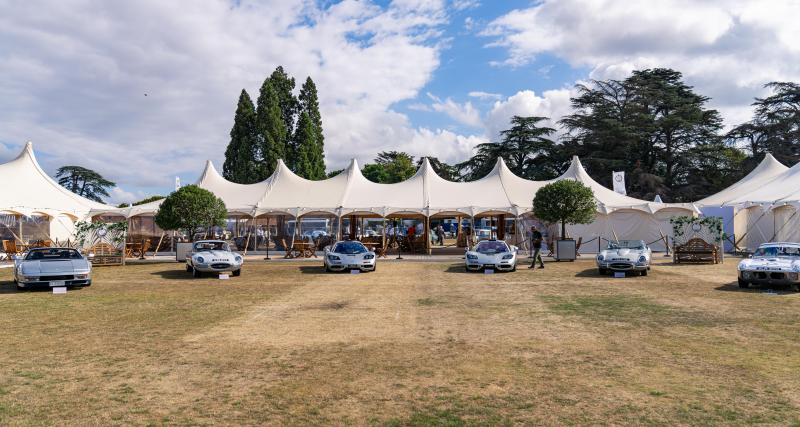 Pour célébrer le jubilé de platine d’Elizabeth II, le Salon Privé réunit des voitures de collection argentées - L’automobile de collection, des années 1960 à nos jours