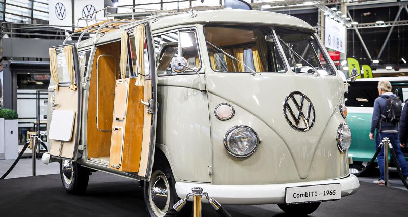 Volkswagen rend hommage au Combi lors du salon Rétromobile 2023.