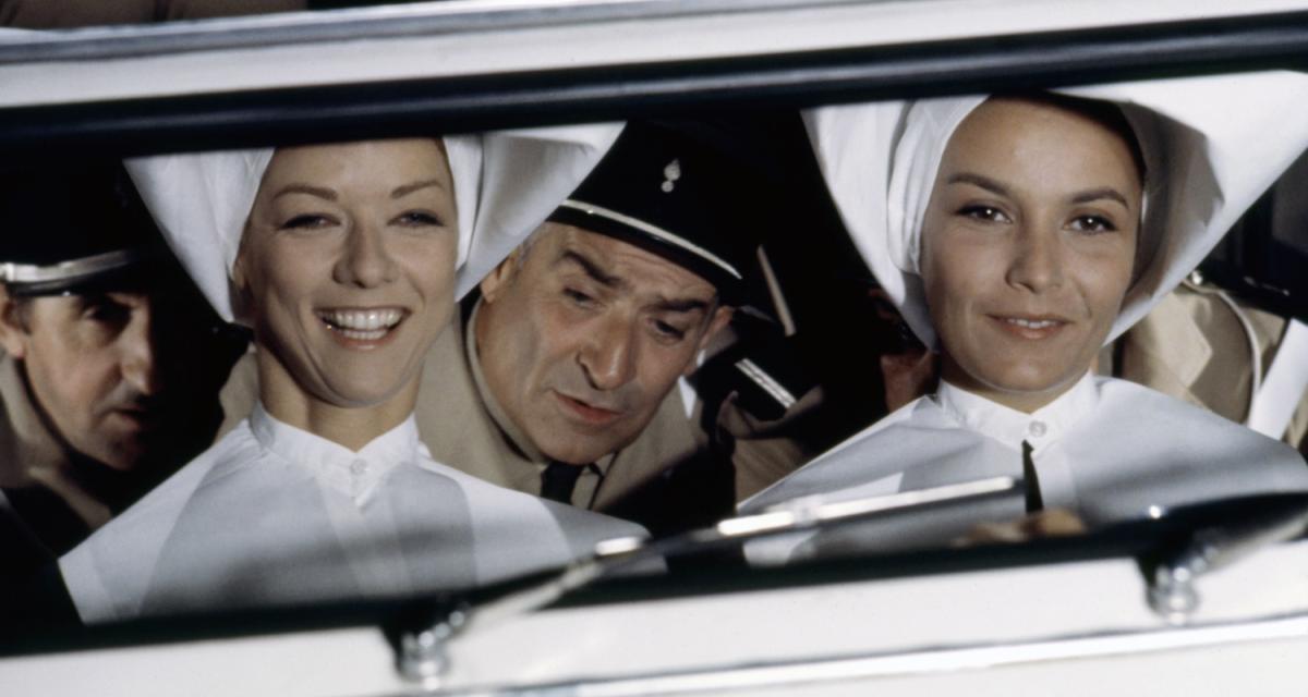 Louis de Funès en voiture sur le tournage du film Le Gendarme en balade.