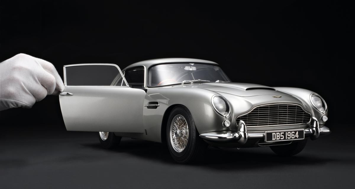 Très détaillée, cette version miniature de l'Aston Martin DB5 va ravir les fans de James Bond