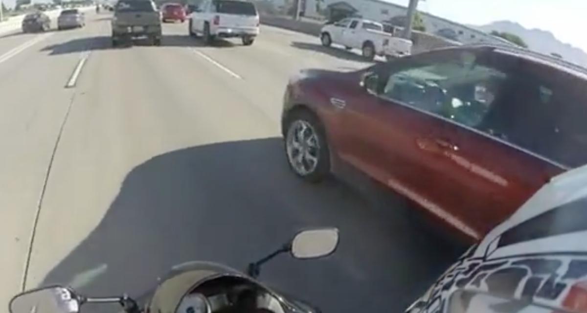 VIDEO - Le motard manque de se faire renverser par une voiture, il se venge avec un geste peu élégant
