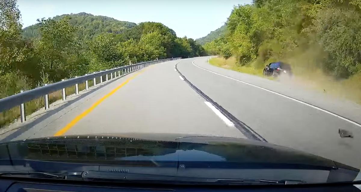VIDEO - Son pneu explose sur une voie rapide, le conducteur fait preuve d'une grande maîtrise