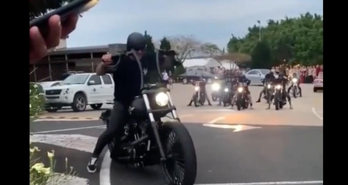 VIDEO - Ce motard a toutes les peines du monde à démarrer