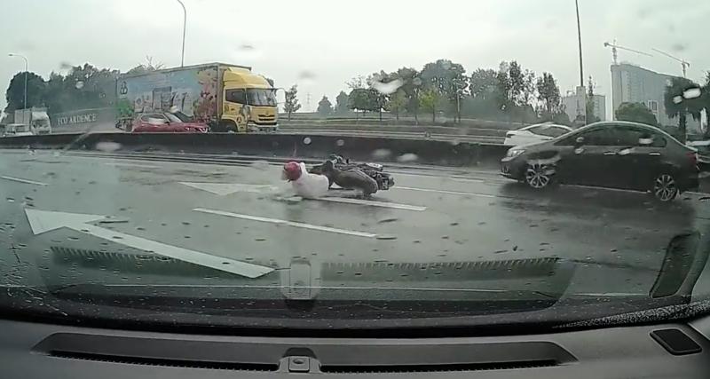  - Ce motard s’en sort miraculeusement bien après sa chute sur l’autoroute !