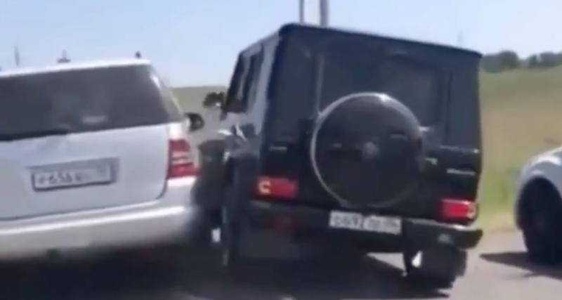  - VIDEO - Duel entre deux grosses Mercedes dans les embouteillages