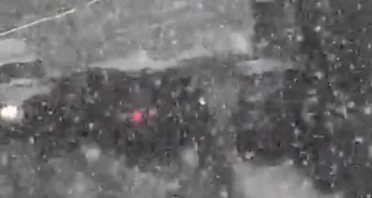 Cette voiture n'est pas équipée pour rouler sous la neige et c'est un massacre
