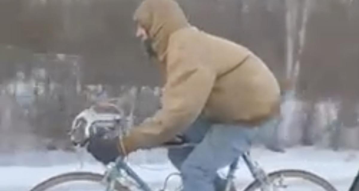Ce cycliste tente de rivaliser avec une voiture sous la neige et le verglas, ça finit dans le fossé